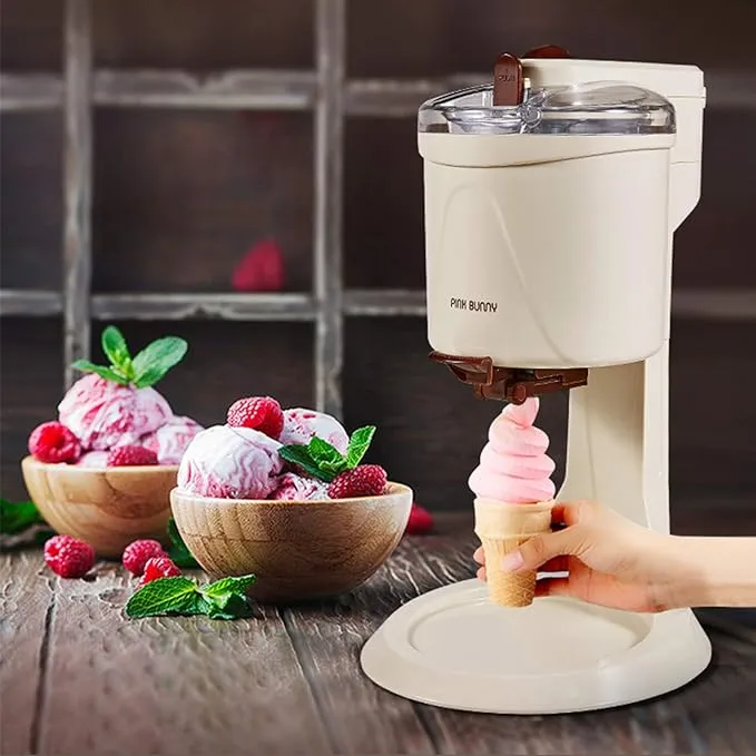 Enfants utilisant une machine à glace italienne automatique pour préparer des sorbets