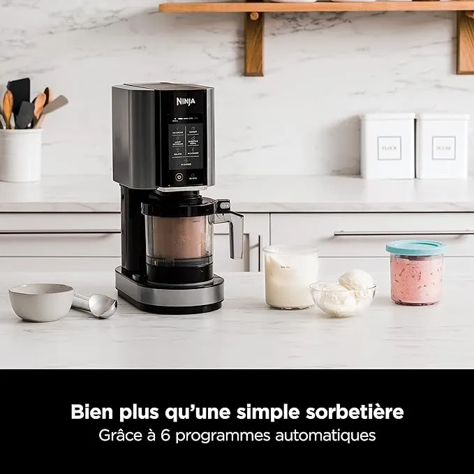 Ouvert sur une page du guide de recettes coloré inclus avec la machine à glace Ninja NC300EU, présentant des recettes de sorbet aux fraises