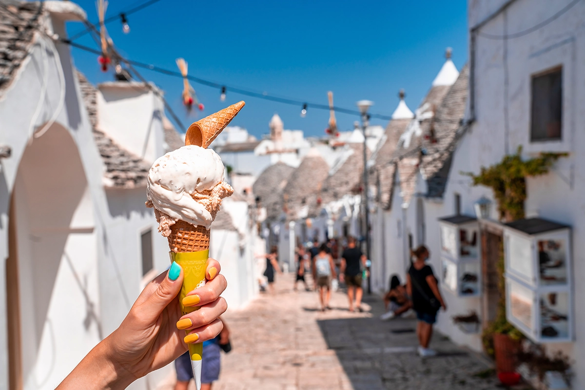 Accessoires et ingrédients à côté d'une machine à glace italienne pour enfants